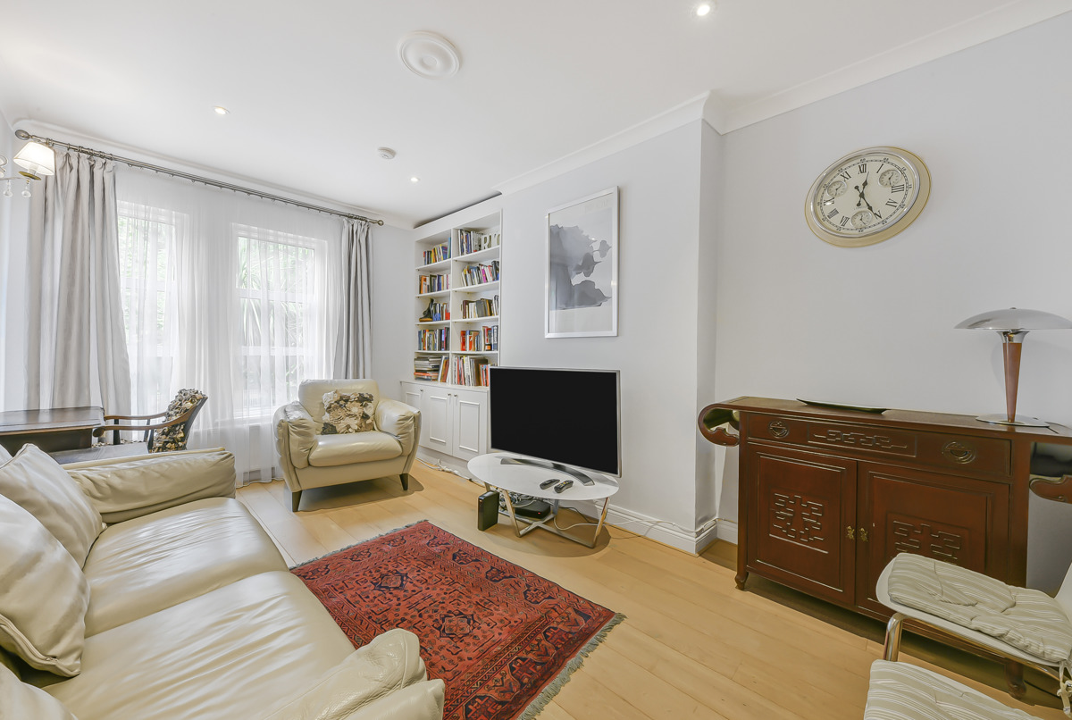 2 bedroom flat with a terrace in West London