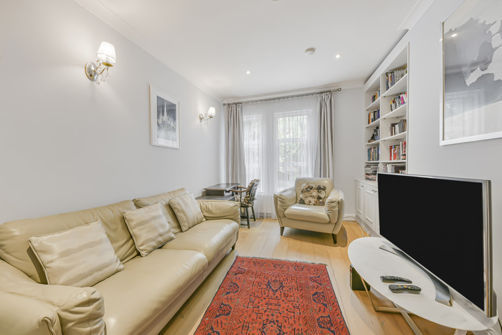 2 bedroom flat with a terrace in West London - 1