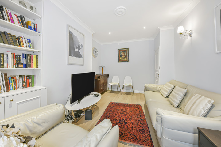 2 bedroom flat with a terrace in West London - 2