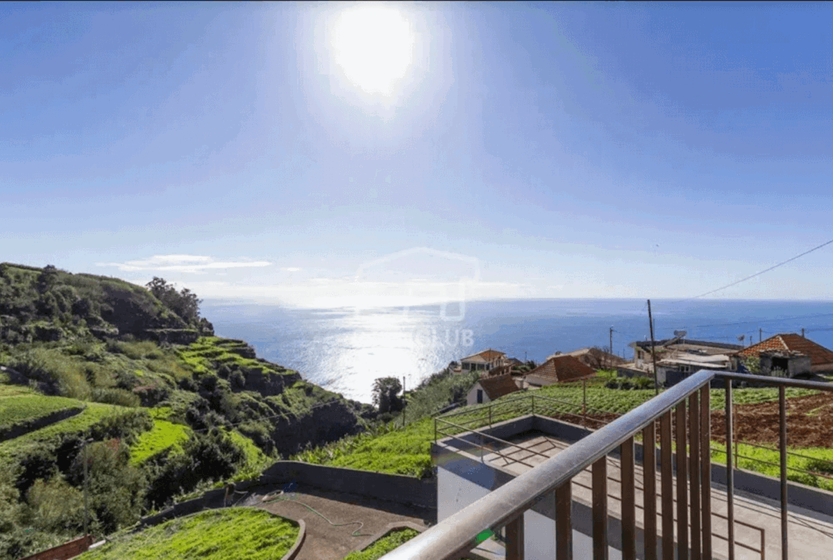 House with view, office, and gym in Madeira