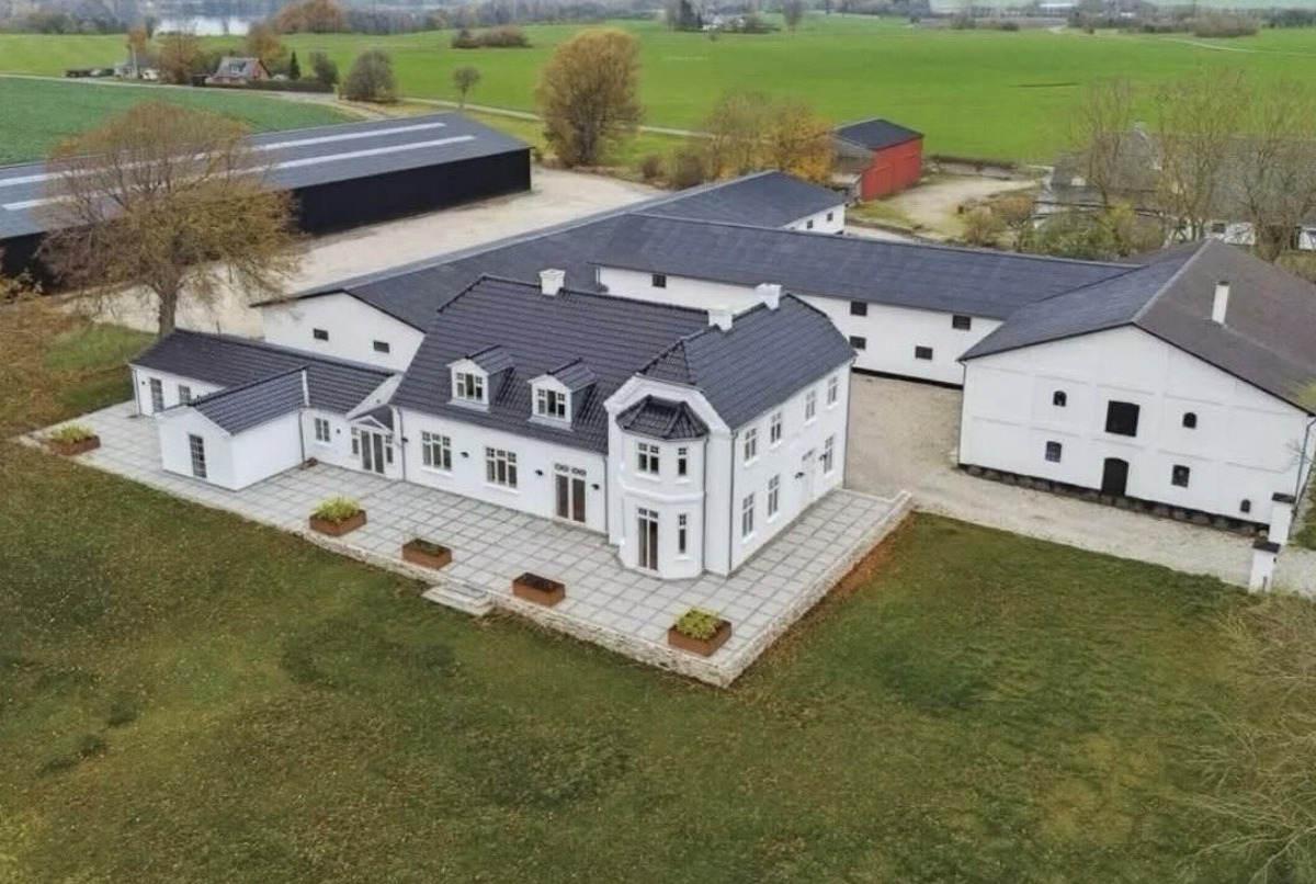 Garden House in Grand Estate