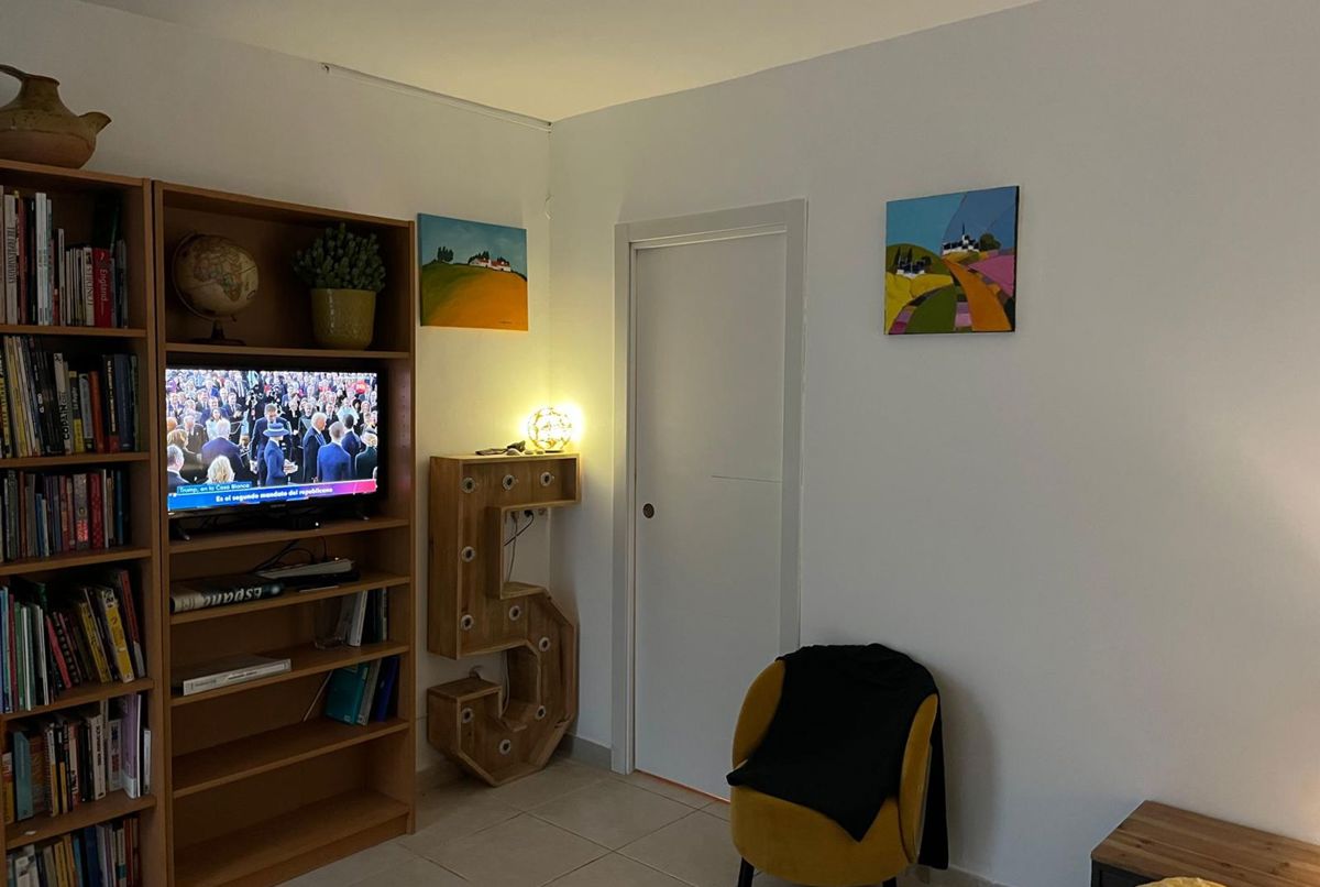 Apartment in the sun with two desk spaces.