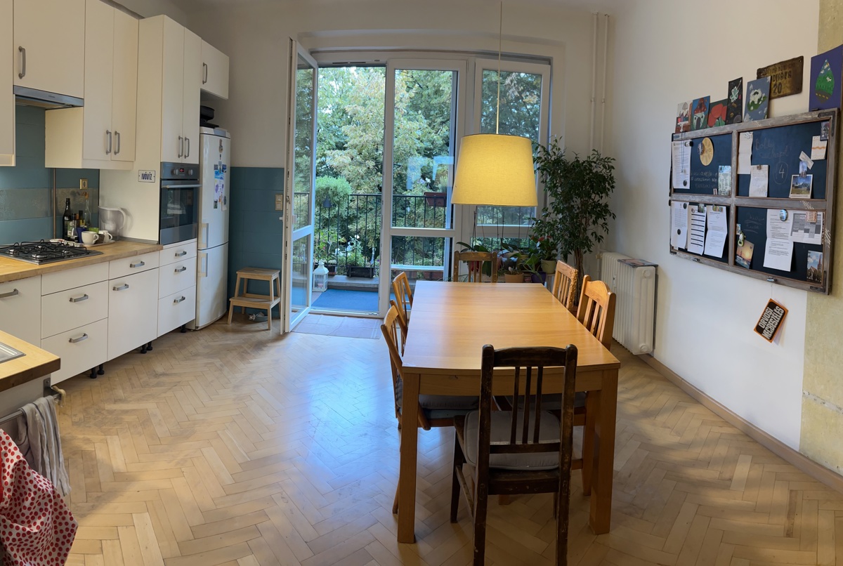 Bright Apartment in a Green Oasis Close to Center