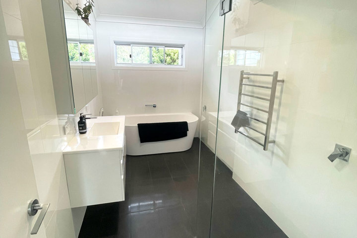 Newly renovated coastal home near the CBD - 12