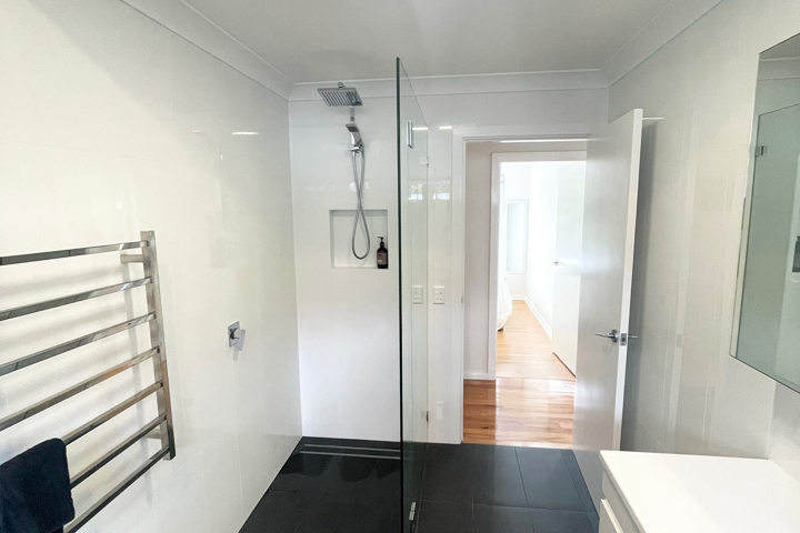 Newly renovated coastal home near the CBD - 11