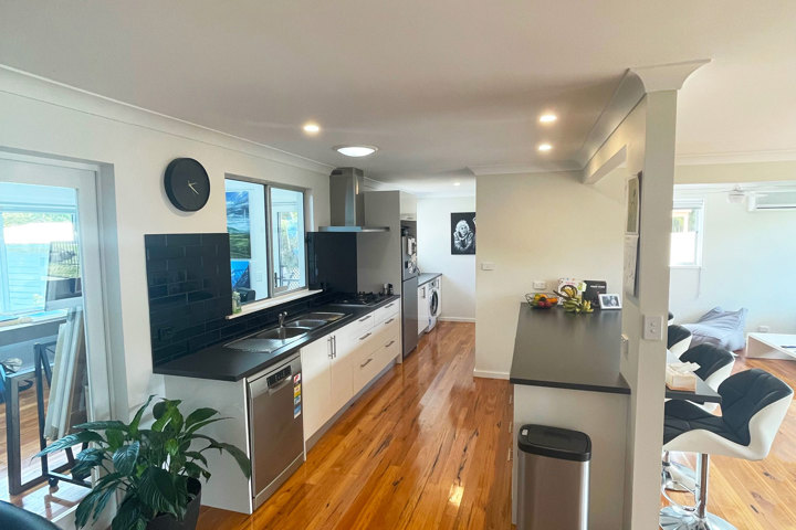 Newly renovated coastal home near the CBD - 4