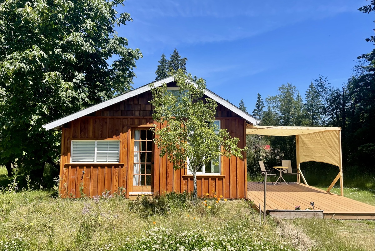 Cottage style Canadian home: on acreage