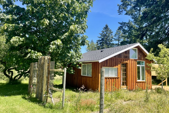 Cottage style Canadian home: on acreage - 2