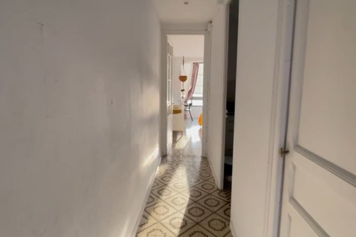 Sunny vintage penthouse in central Gràcia - 2