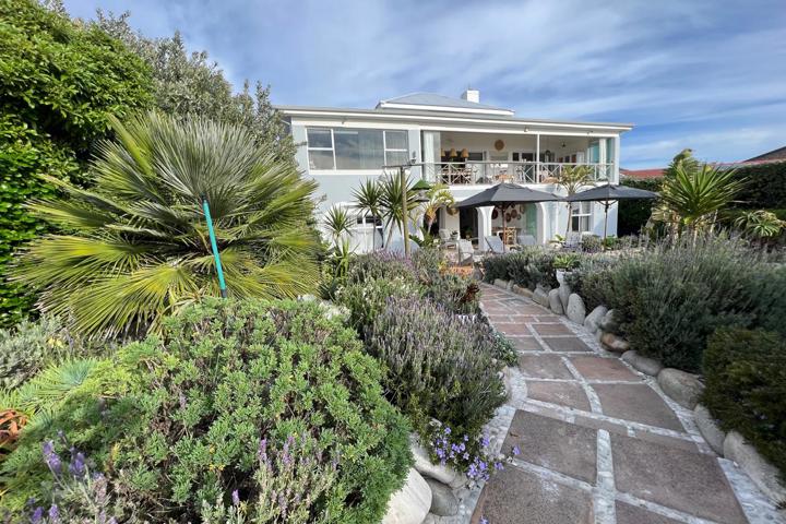 Beach front home stunning views next to surf spot - 8