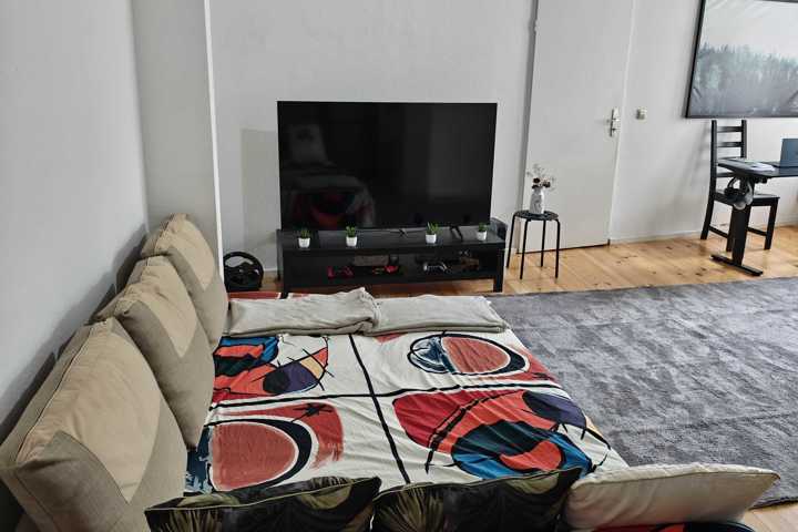 Spacious 78m² Berlin Flat w/ Dedicated Home Office - 1