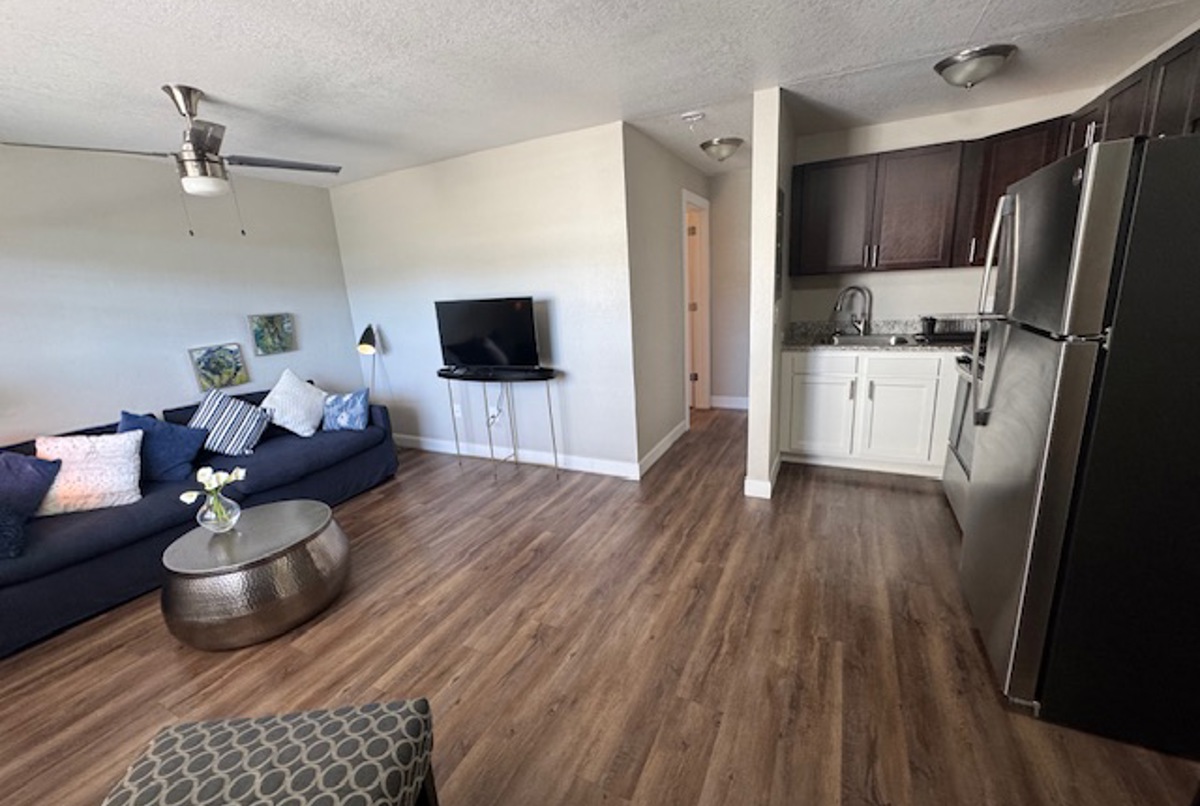 Naples Downtown Gem — Walk to Beach, Pier & 5th