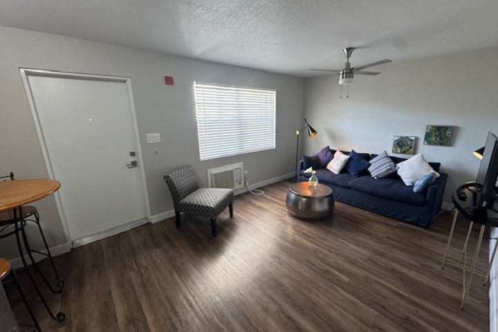 Naples Downtown Gem — Walk to Beach, Pier & 5th - 1