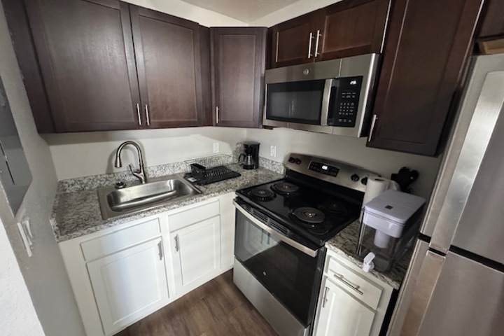 Naples Downtown Gem — Walk to Beach, Pier & 5th - 2