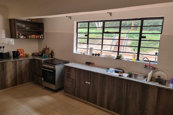 Large bungalow in green oasis of Nairobi - 14