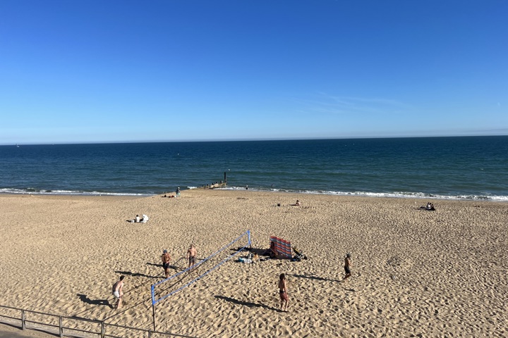 Sunny apartment by the beach - 9
