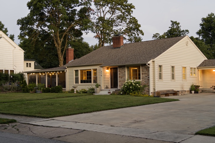 Cape Cod House in America's Maple Leaf City - 1