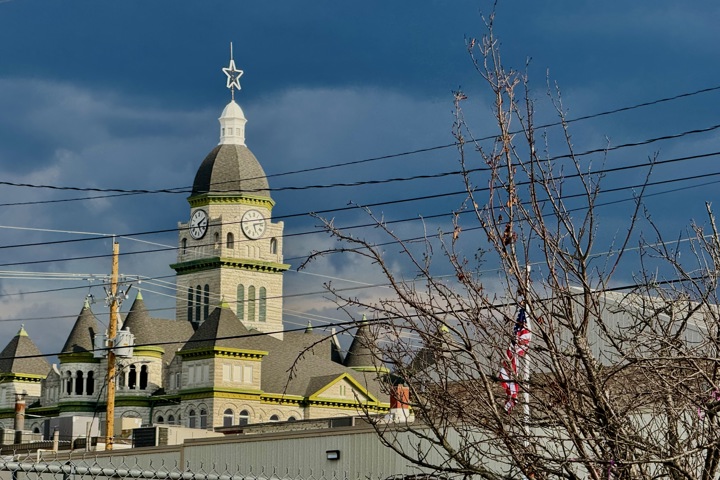 Cape Cod House in America's Maple Leaf City - 6