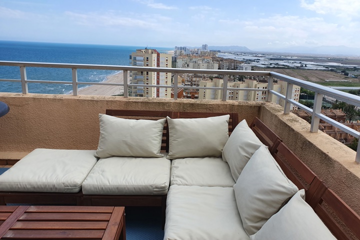 Penthouse with Stunning Beachfront Views - 8