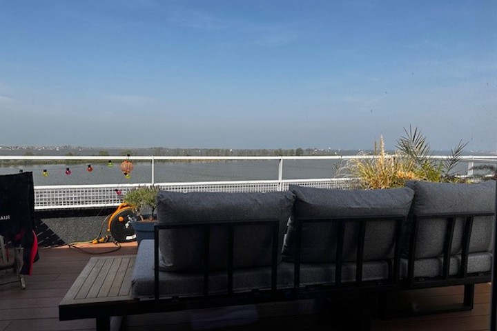 Spacious family dike home with infinity lake view - 1