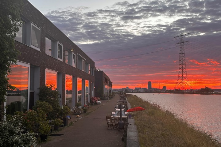 Spacious family dike home with infinity lake view - 2