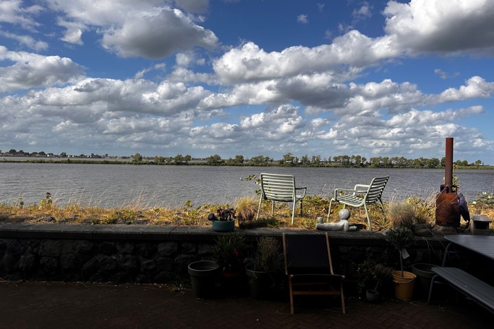 Spacious family dike home with infinity lake view - 3