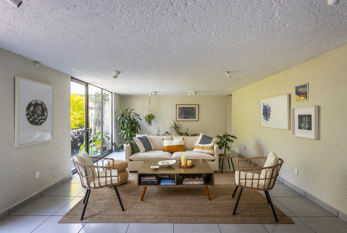 GREAT HOUSE IN GLAMOROUS LOMAS ALTAS