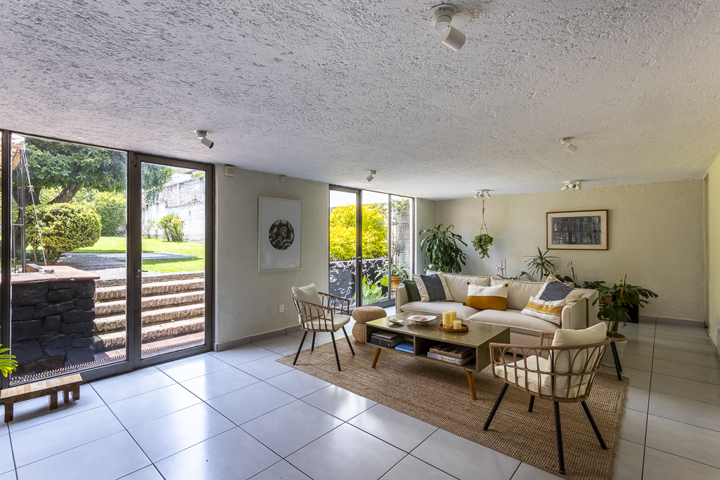 GREAT HOUSE IN GLAMOROUS LOMAS ALTAS - 1