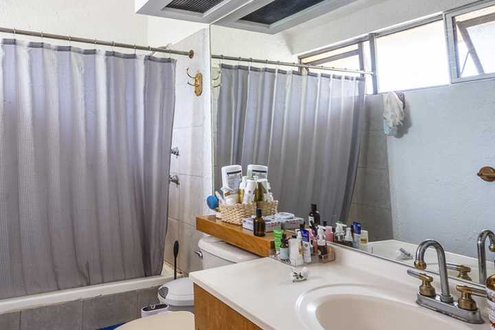 GREAT HOUSE IN GLAMOROUS LOMAS ALTAS - 32