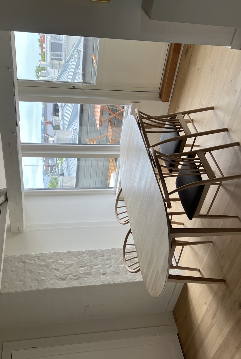 Stylish loft apt. Central. Quiet. Balcony.
