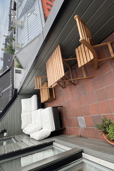 Stylish loft apt. Central. Quiet. Balcony. - 3
