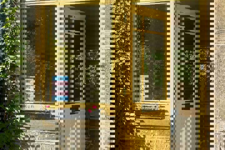 Colourful 2 bed home with CAT! - 17