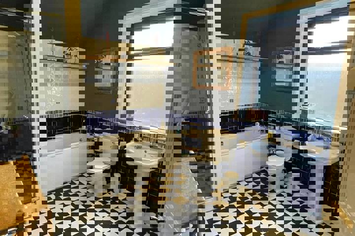 Colourful 2 bed home with CAT! - 14