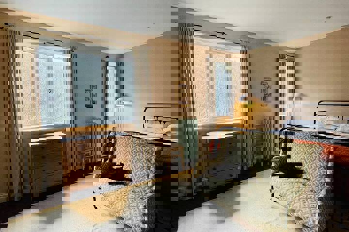 Colourful 2 bed home with CAT! - 11