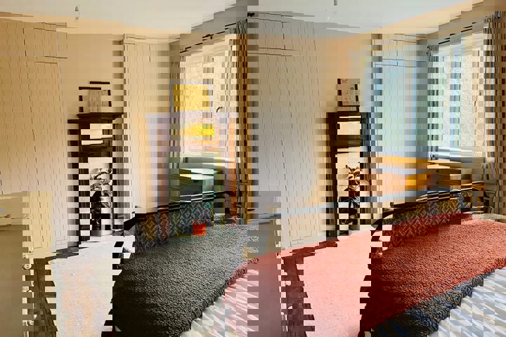 Colourful 2 bed home with CAT! - 12