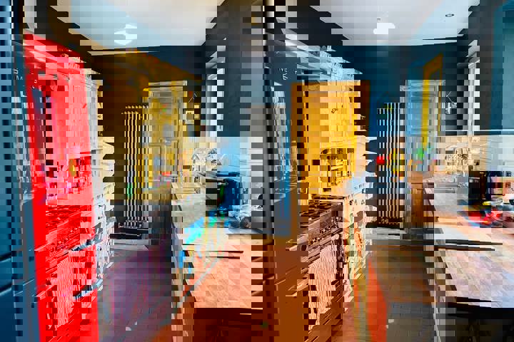 Colourful 2 bed home with CAT! - 4