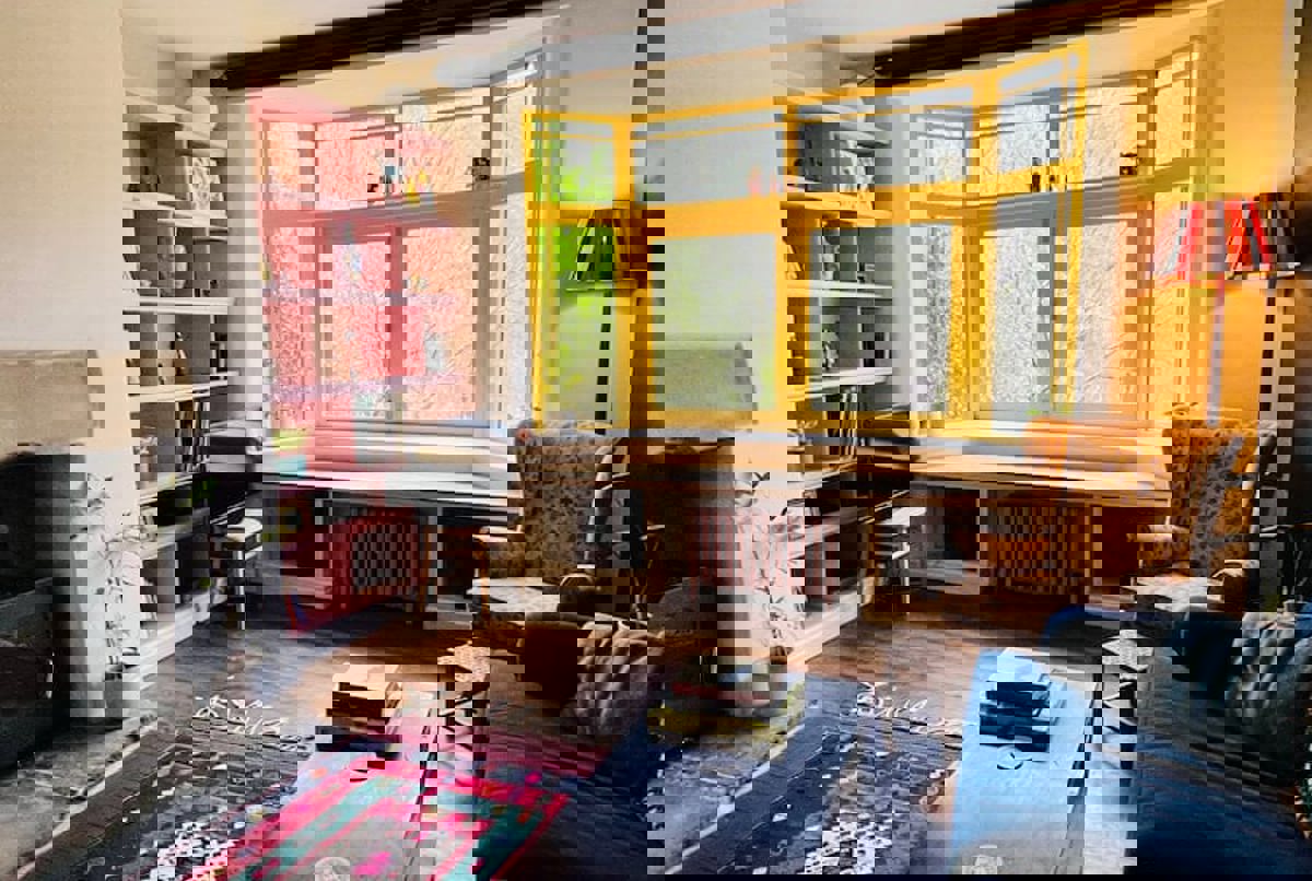 Colourful 2 bed home with CAT!