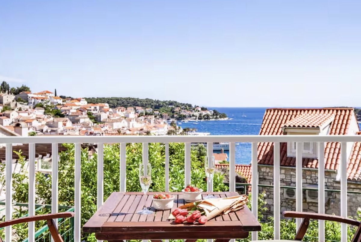 Sea-view apartment in central Hvar with terrace