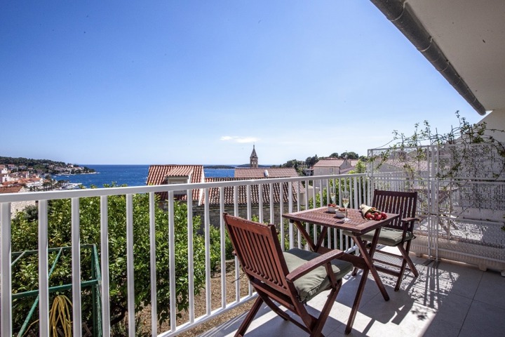 Sea-view apartment in central Hvar with terrace - 1