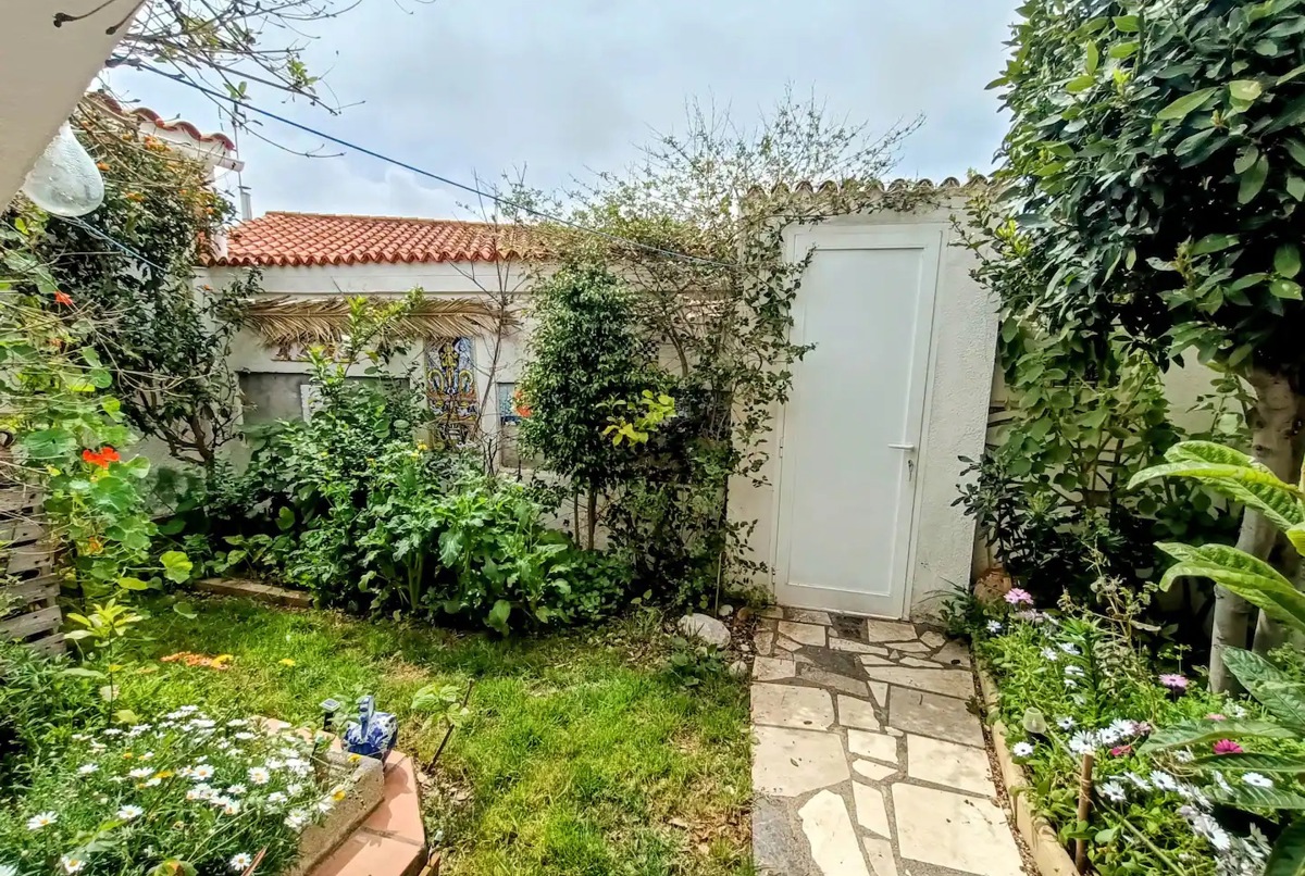 Cosy house 20m from the beach w/ garden