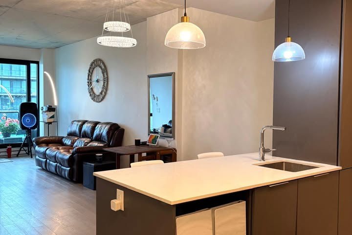 Canal-front 1BR + office, rooftop pool, Montreal - 3