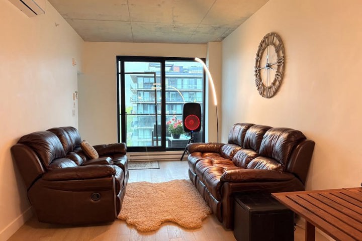 Canal-front 1BR + office, rooftop pool, Montreal - 1