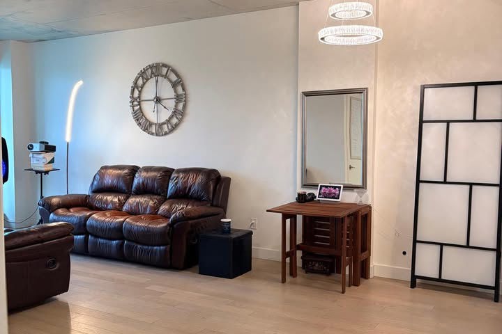 Canal-front 1BR + office, rooftop pool, Montreal - 2
