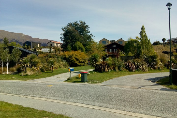 Family home with lush garden, steps away from lake - 2