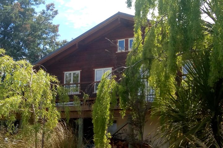 Family home with lush garden, steps away from lake - 1