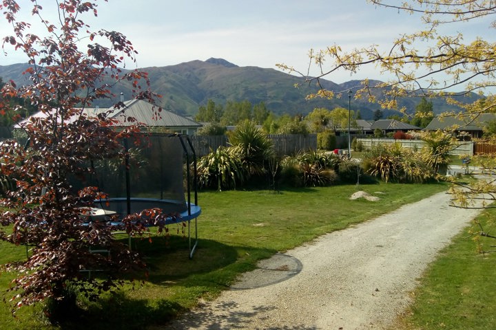 Family home with lush garden, steps away from lake - 3