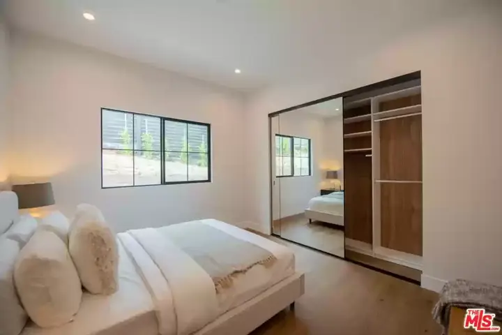 Modern LA Home with Breath-Taking Views - 6