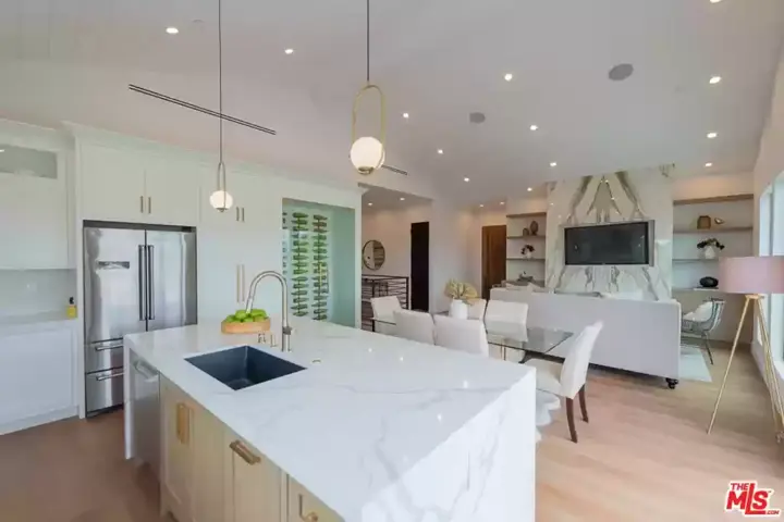 Modern LA Home with Breath-Taking Views - 7