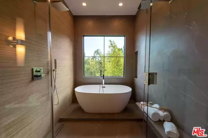 Modern LA Home with Breath-Taking Views - 11