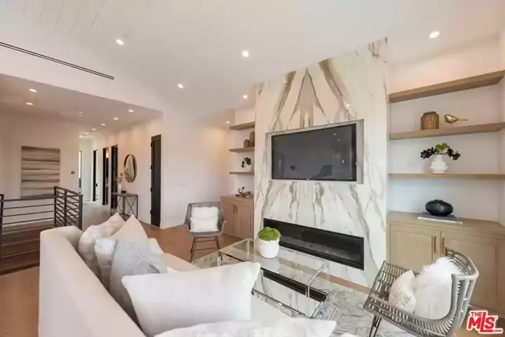 Modern LA Home with Breath-Taking Views - 13